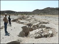 زلزلے کی وجہ سے زمین میں دراڑ