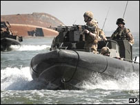 گروهی از ملوانان بریتانیایی هنگام گشت زنی در آبهای بصره