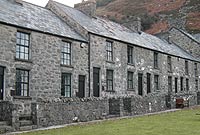 Tai ym mhentref Nant Gwrtheyrn