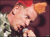 Sex Pistols batizou sua turnê de reunião de "Lucro Imundo"