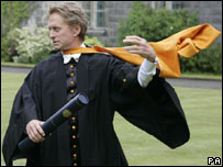 好莱坞明星迈克尔·道格拉斯获办法荣誉学位