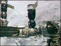 Imagem da Soyuz acoplando-se à Estação Espacial Internacional