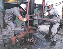 کارگران - عکس از سايت شرکت نفت