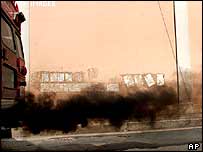 Ônibus emite fumaça preta por seu cano de escape