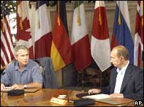 Os presidentes dos Estados Unidos, George W. Bush, e da Rússia, Vladimir Putin, na reunião do G-8 na Geórgia