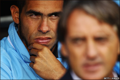 Carlos Tevez detrás de Roberto Mancini