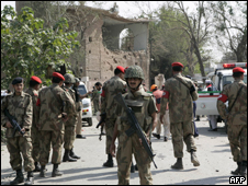 أفراد الجيش الباكستاني في مكان التفجير في بيشاور