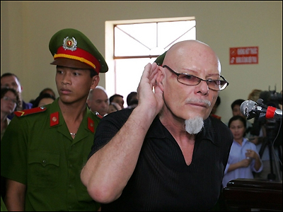 Gary Glitter nghe tuyên án