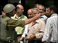 سرباز اسرائیلی در یک ایست بازرسی