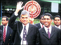 Johnston Fernando (R) with UNP leader Wickramasinghe