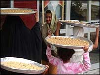 کھاؤ مگر دھیان سے