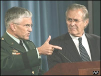 جورج کيسی (چپ) در کنار دونالد رامسفلد وزير دفاع آمريکا