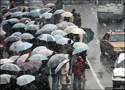 Các hành khách đang chờ xe buýt ở Nam Kinh, ngày 27/01/2008