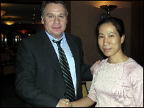 Bà Vũ Thúy Hà và nghị sĩ Chris Smith