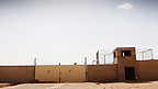 Camp Bastion - waliau'r gwersyll.