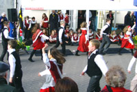 Disgyblion Ysgol y Dderwen yn dawnsio gwerin