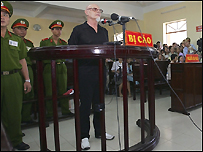 Hồi tháng Ba 2006, Gary Glitter bị tòa Vũng Tàu tuyên án ba năm tù giam