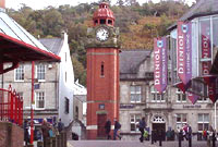 Y cloc a Stryd Fawr Bangor