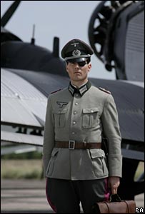 Tom Cruise caracterizado como conde Claus Schenk von Stauffenberg