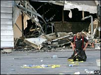 یک مامور آتش نشانی پس از اطفای حریق بر زمین زانو زده است