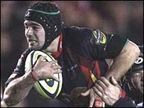 Adam Hughes yn rhedeg yn glir i sgorio i'r Dreigiau