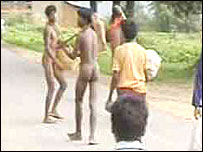 निर्वस्त्र घूमते बैगा