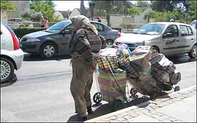 زن دوره گرد در خيابان شلوغ