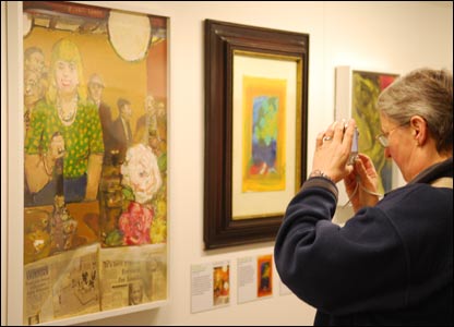 Khách tham quan chụp poster