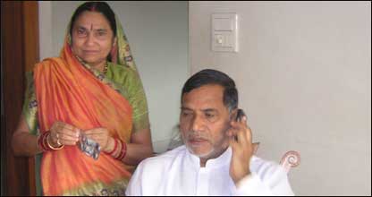 पत्नी के साथ कृपाशंकर सिंह