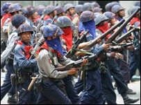 سربازان دولتی هنگام حمله به تظاهرکنندگان