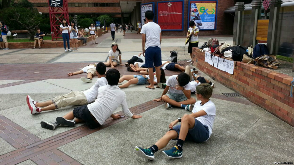 香港理工大学学生演出街头剧呼吁参加罢课(BBC中文网记者叶靖斯摄22/9/2014)