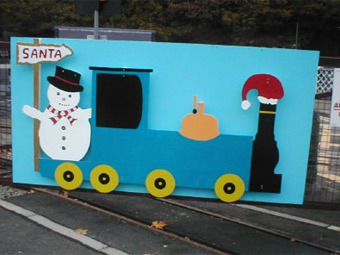 Mynegbost Siôn Corn ar Reilffordd Llyn Padarn.