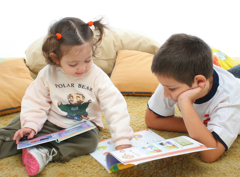 brother and sister reading books on the floor @ Julian Rovagnati - Fotolia