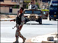 Soldado iraquiano patrulha ruas de Kirkuk