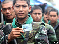 Lính Thái Lan xếp hàng tại một điểm bầu cử tại tỉnh Yala để bỏ phiếu sớm (ngày 15/12/2007)