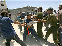 Polisle çatışan İsrailli yerleşimci gençler