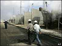 کارمندان خسارات نيروگاه غزه را پس از بمباران اسرائيل ارزيابی می کنند