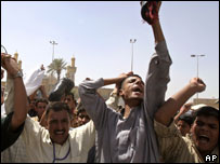 Manifestantes protestam em Bagdá contra inclusão do federalismo na Constituição iraquiana
