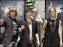 रैडक्लिफ़ और दूसरे कलाकार एक कार्यक्रम के दौरान