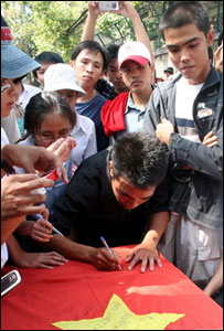 Sinh viên, thanh niên trước lãnh sự quán Trung Quốc ở TPHCM hôm 9.12