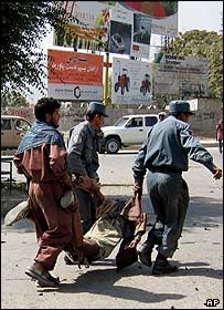 انتقال مجروحان توسط پليس