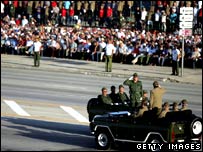 Raul Castro (de pé) em jipe durante cerimônias em Cuba