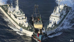 中国保钓船被日本巡逻艇夹击拦阻(8月15日)