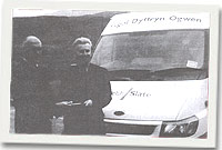 Cyflwyno'r bws i'r prifathro, Mr Alun Llwyd gan Mr Chris Lowe, Rheolwr Gyfarwyddwr Chwarel y Penrhyn.