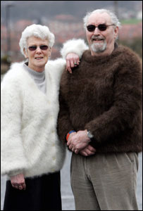 Beth e Brian Willis vestem seus pulovers de cães