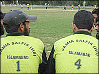 क्रिकेट प्रतियोगिता में भाग लेते लड़के