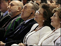 از چپ به راست: حامد کرزی رئیس جمهور افغانستان، نورسلطان نظربایف رئیس جمهور قزاقستان، سوزن مبارک همسر رئیس جمهور مصر و لورا بوش، همسر رئیس جمهور آمریکا، در جلسه افتتاحیه مجمع اقتصاد جهانی در شرم الشیخ