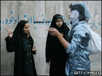 تذکر ماموران به عابری در تهران - عکس آرشیوی