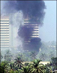 Fumaça da explosão em Bagdá