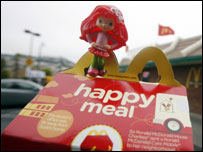 „Хепи мил“ со играчка пред еден ресторан на МекДоналдс